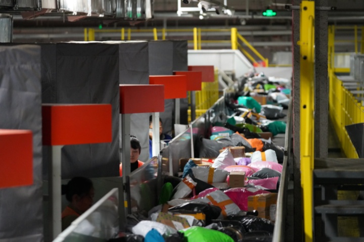 贵州省快递物流集聚区今年“双十一”快递单日峰值处理量近千万件，同比增长19%