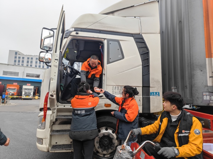 党建引领暖心抗“凝”，全力保障驾驶员的心和胃